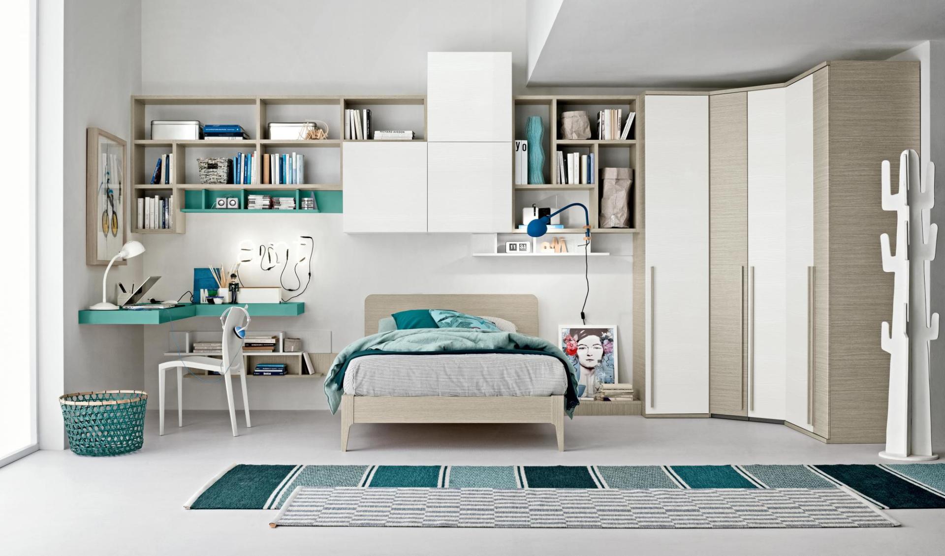 Cameretta con letto, scrivania, libreria a parete e armadio ad angolo in toni chiari con dettagli turchesi