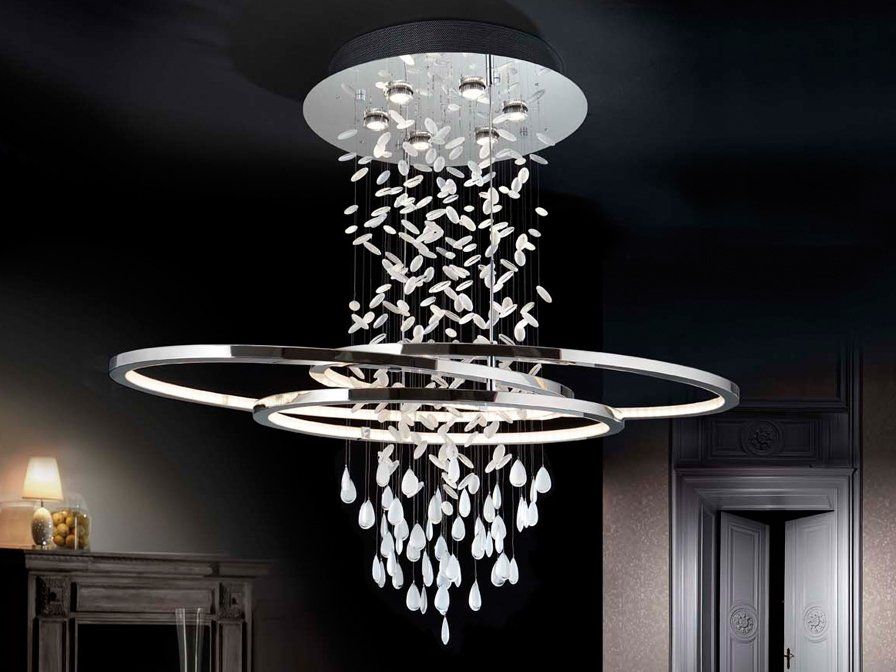 Lampadario moderno con anelli e gocce di cristallo