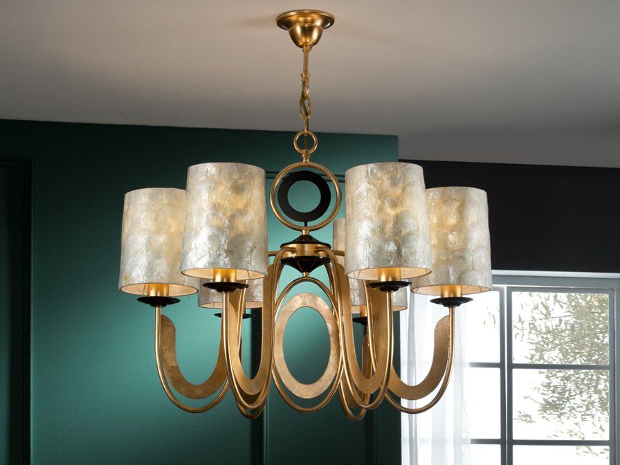 Lampadario dorato con paralumi