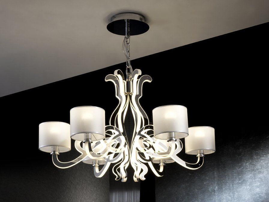 Lampadario con bracci in vetro e paralumi bianchi