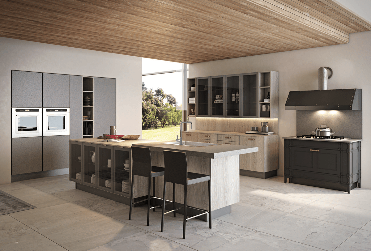 Ampio ambiente con cucina moderna, isola con sgabelli, soffitto in legno e grande vetrata sul giardino