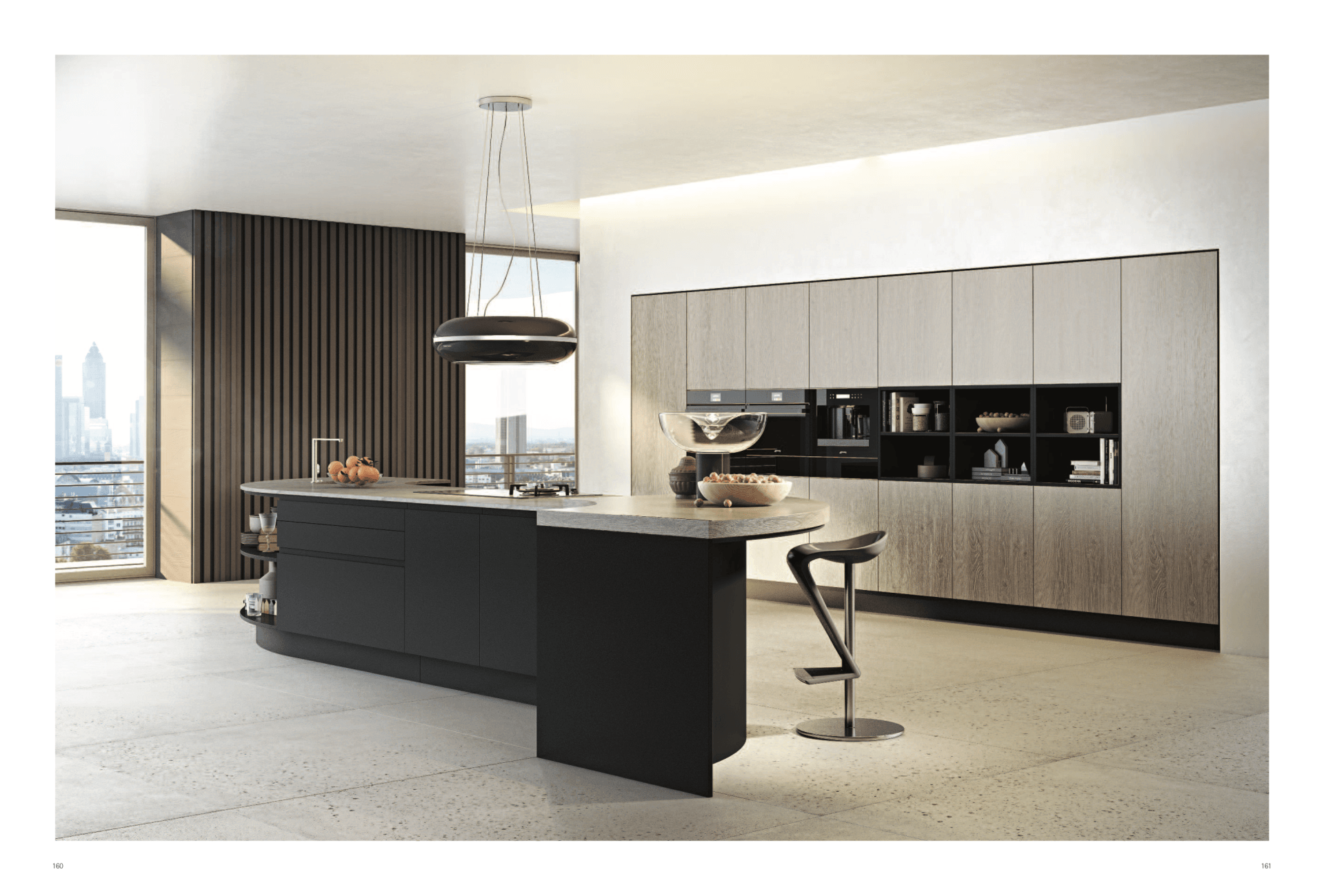 Cucina moderna con isola curva in finitura scura, colonne in legno chiaro e sgabelli alti