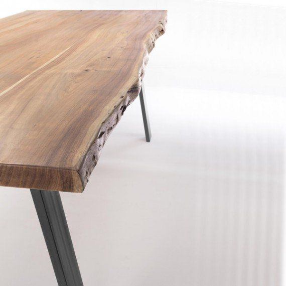 Piano di tavolo in legno massello con bordo naturale e gambe in metallo nero