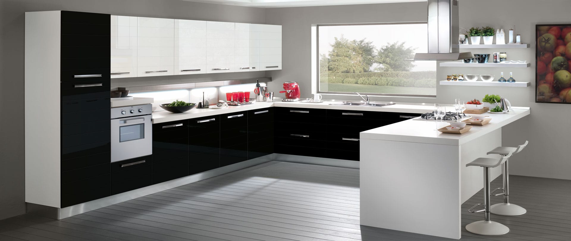 Cucina moderna ad angolo con penisola, ante bianche e nere e sgabelli alti