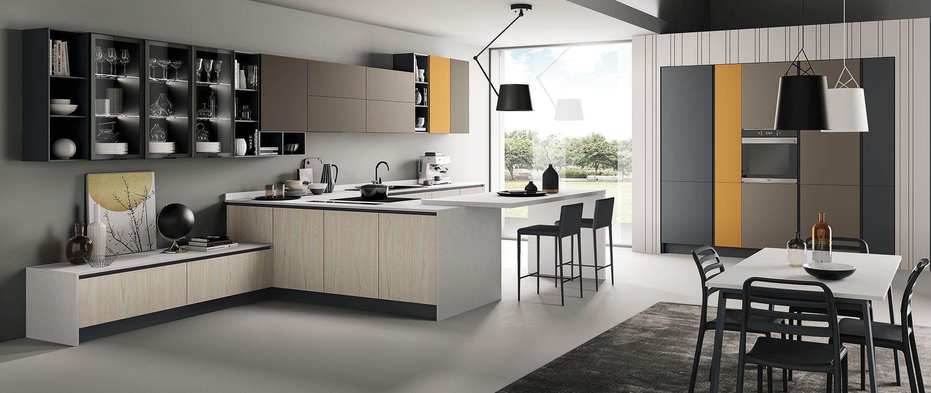 Cucina moderna con penisola e sgabelli, ante in legno chiaro e colonne grigie con dettagli gialli, vicino a una zona pranzo